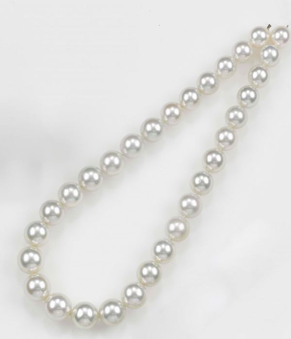 A single strand composed of 31 cultured pearls. Pearl size from 10,6 to 13,9 mm