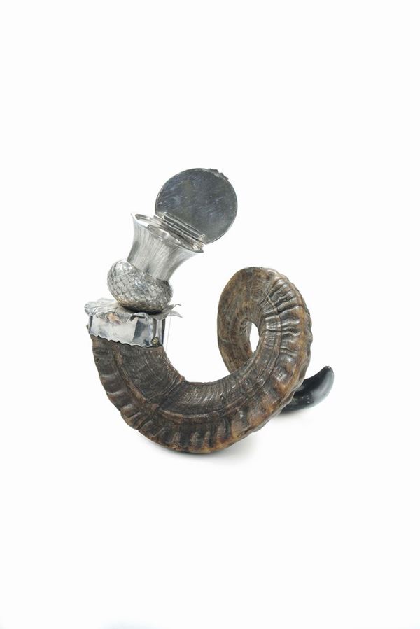 Corno con montatura in metallo argentato, XIX-XX secolo