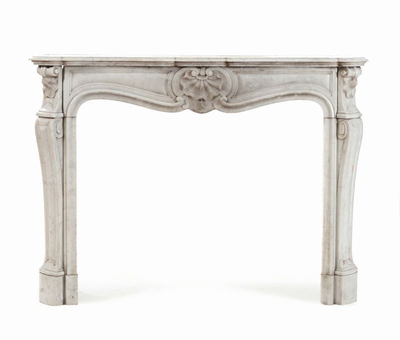 Camino in marmo bianco scolpito, XVIII-XIX secolo  - Asta Arredi dalle dimore degli eredi Ercole Marelli e altre provenienze - Cambi Casa d'Aste