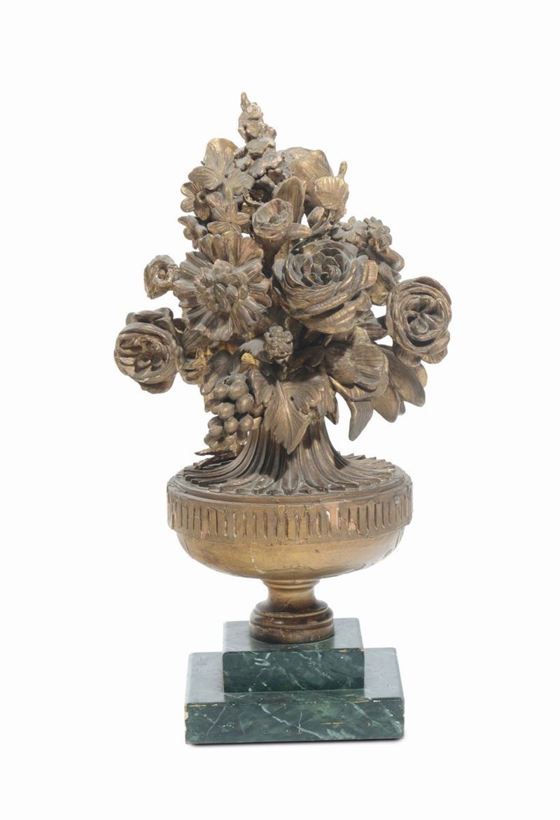 Vaso fiorito in legno intagliato e dorato, XVIII secolo  - Asta Arredi dalle dimore degli eredi Ercole Marelli e altre provenienze - Cambi Casa d'Aste