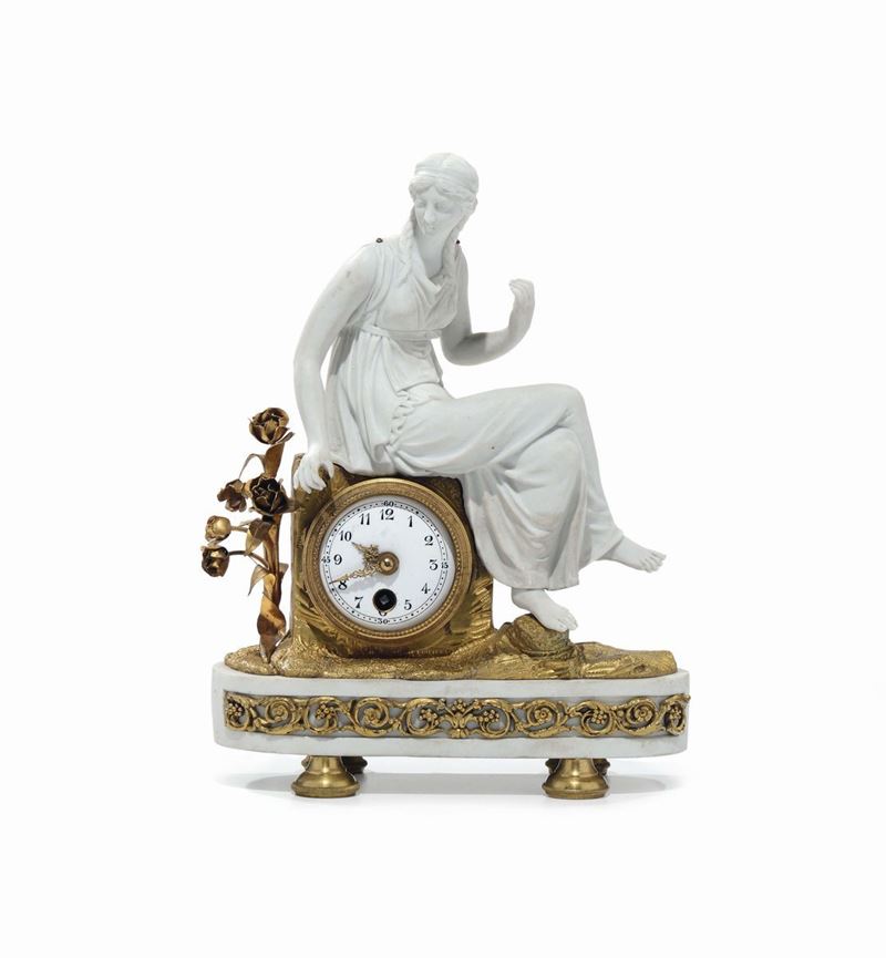Pendola da tavolo in bronzo dorato e bisquit, Francia XIX-XX secolo  - Asta Arredi dalle dimore degli eredi Ercole Marelli e altre provenienze - Cambi Casa d'Aste