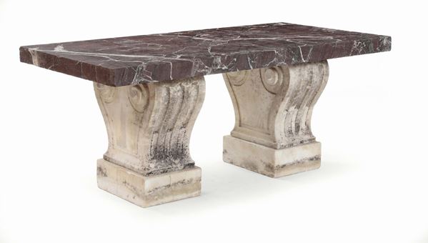 Tavolino basso con montanti in marmo bianco scolpito e piano in marmo rosso, XVIII secolo