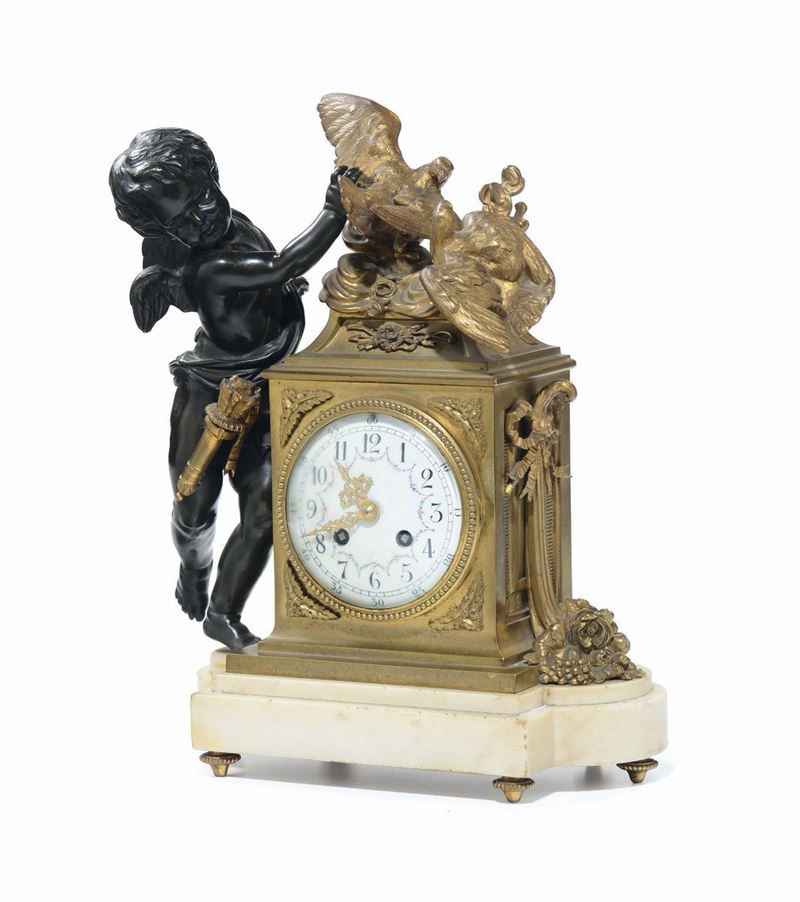 Piccola pendola da tavolo in bronzo dorato, Francia XIX secolo  - Asta Arredi dalle dimore degli eredi Ercole Marelli e altre provenienze - Cambi Casa d'Aste