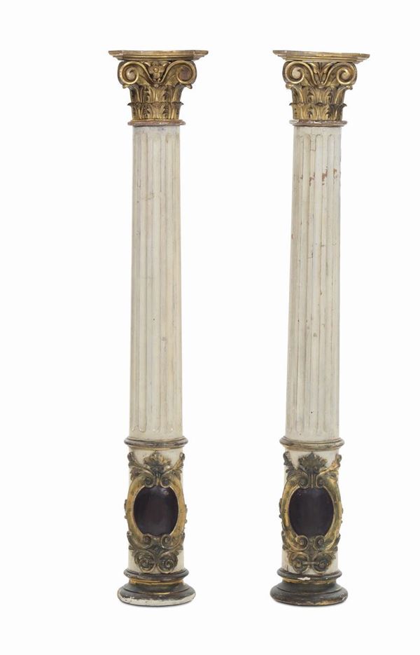 Due colonne scanalate in legno intagliato e laccato, XVIII-XIX secolo
