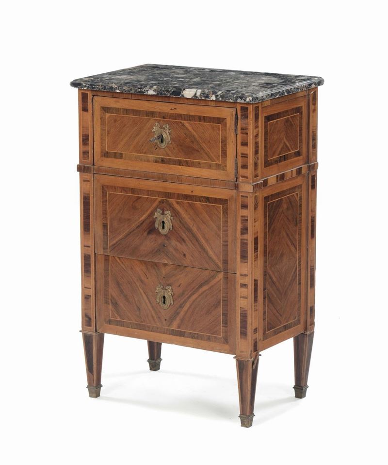 Comodino Luigi XVI lastronato e filettato, XVIII-XIX secolo  - Asta Arredi dalle dimore degli eredi Ercole Marelli e altre provenienze - Cambi Casa d'Aste