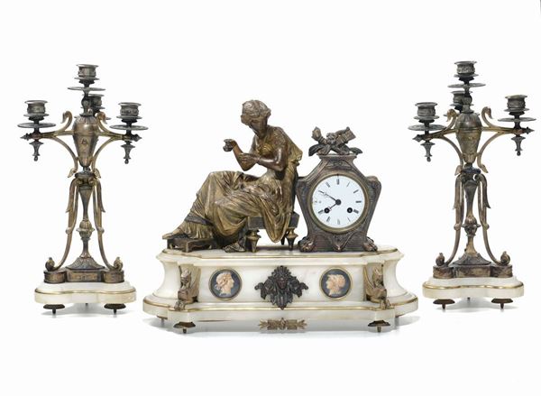 Trittico composto da pendola da tavolo e coppia di candelieri in marmo e bronzo dorato, XIX secolo