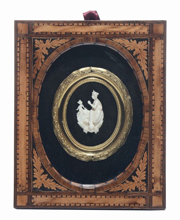 Miniatura in avorio raffigurante Madonna col Bambino, entro cornice intarsiata, XIX secolo