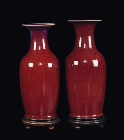 Coppia di Vasi in Porcellana Monocroma Sangue di Bue, Cina, Dinastia Qing, XIX Secolo
