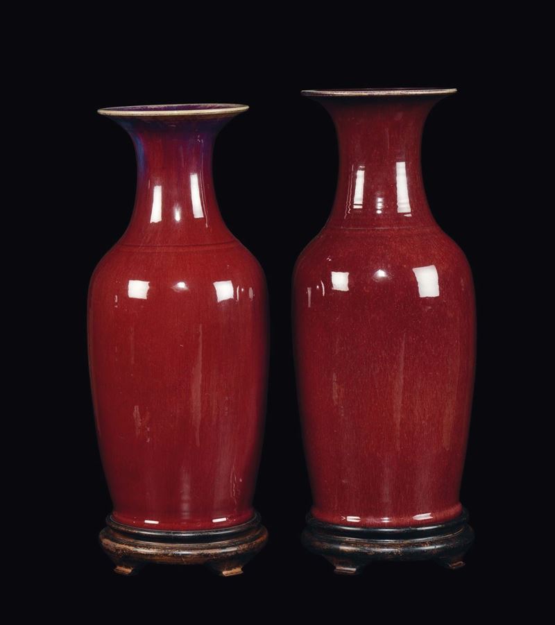 Coppia di vasi in porcellana monocroma sangue di bue, Cina, Dinastia Qing, XIX secolo  - Asta Fine Chinese Works of Art - Cambi Casa d'Aste