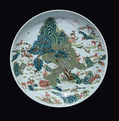 Due Piatti in Porcellana a Smalti Policromi con Decoro Cento Cervi, Cina, Dinastia Qing, XIX Seco...