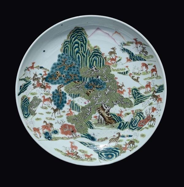 Due piatti in porcellana a smalti policromi con decoro cento cervi, Cina, Dinastia Qing, XIX secolo