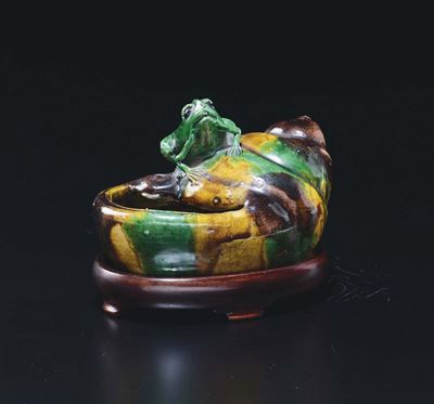 Sciacquapennelli con Ranocchio su Conchiglia in Porcellana a Smalto Sancai, Cina, Dinastia Qing, ...