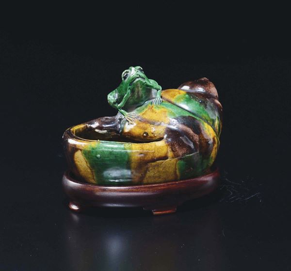 Sciacquapennelli con ranocchio su conchiglia in porcellana a smalto Sancai, Cina, Dinastia Qing, XVIII-XIX secolo