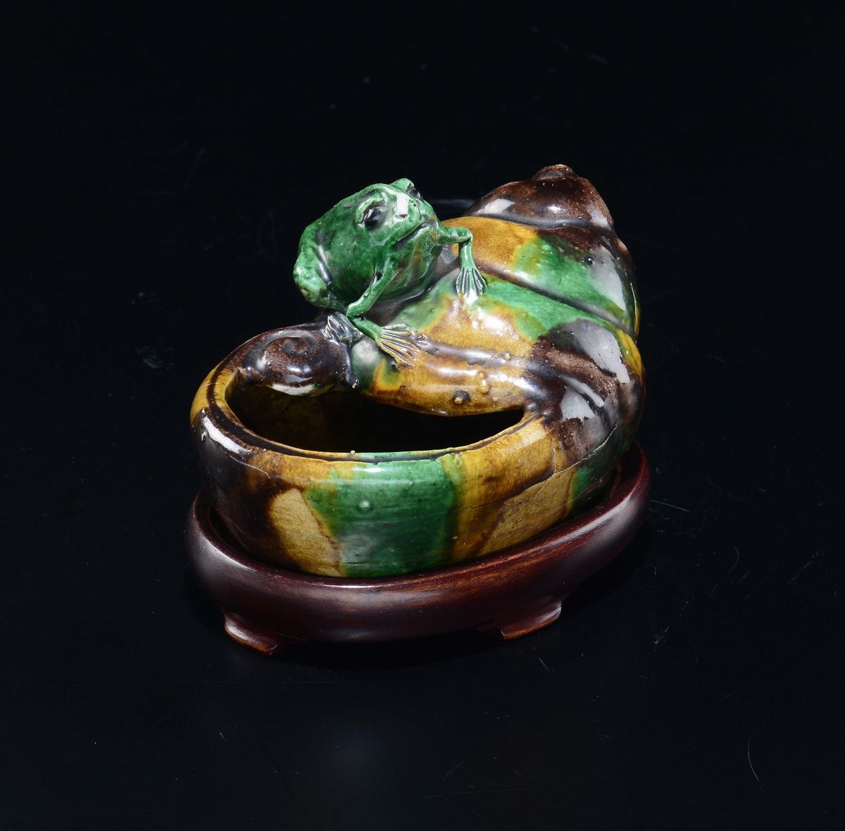 Sciacquapennelli con Ranocchio su Conchiglia in Porcellana a Smalto Sancai, Cina, Dinastia Qing, ...