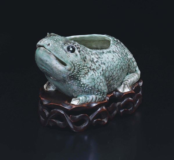 A polychrome enamelled porcelain frog brushbowl, China, Qing Dynasty, 19th century