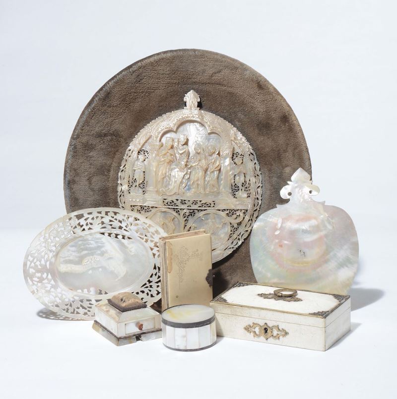 Collezione di oggetti in madreperla  - Asta Arredi dalle dimore degli eredi Ercole Marelli e altre provenienze - Cambi Casa d'Aste
