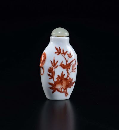 Snuff Bottle in Porcellana con Decoro di Draghi Rossi, Cina, XX Secolo