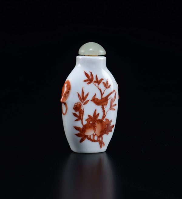 Snuff bottle in porcellana con decoro di draghi rossi, Cina, XX secolo