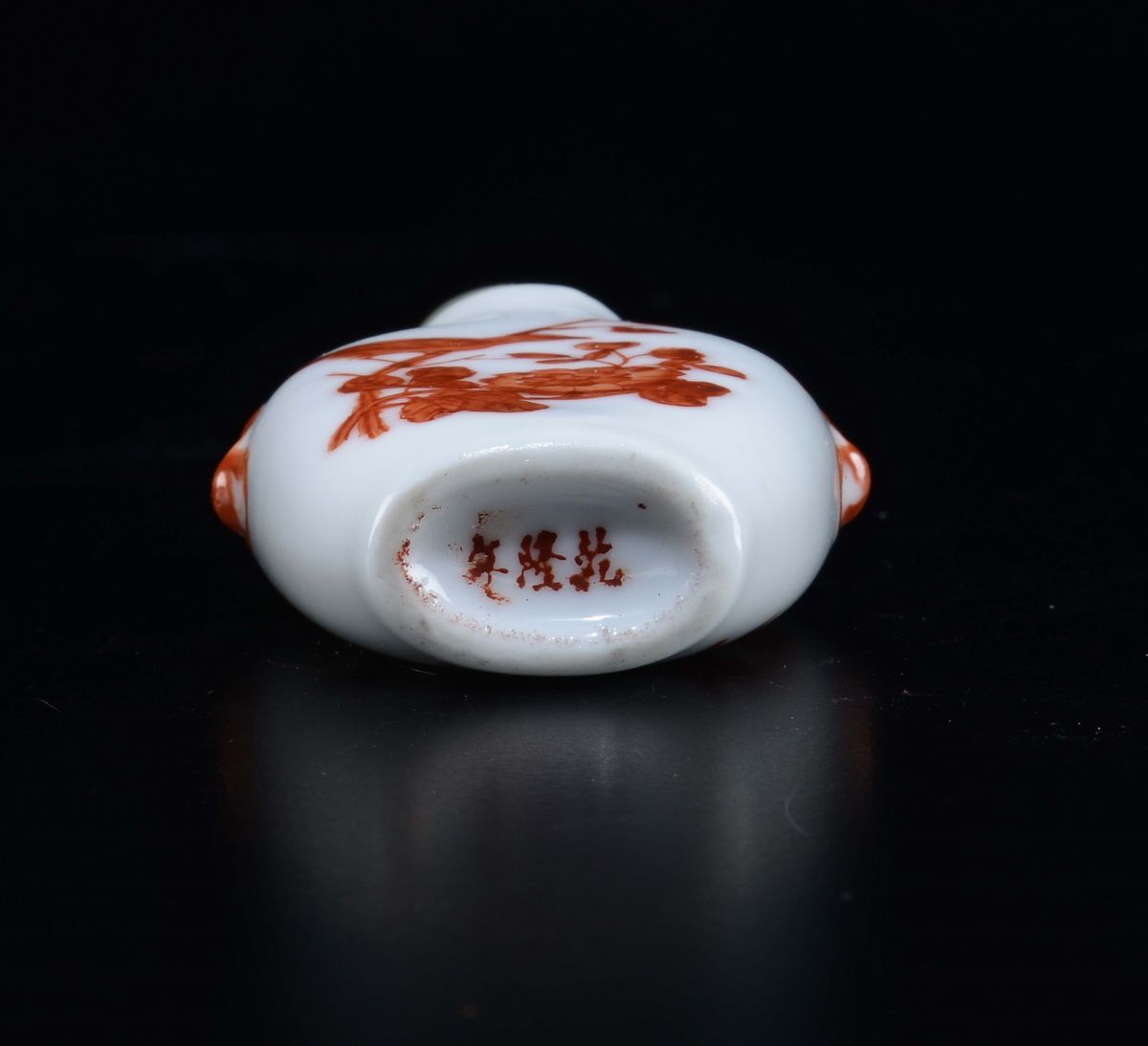 Snuff Bottle in Porcellana con Decoro di Draghi Rossi, Cina, XX Secolo
