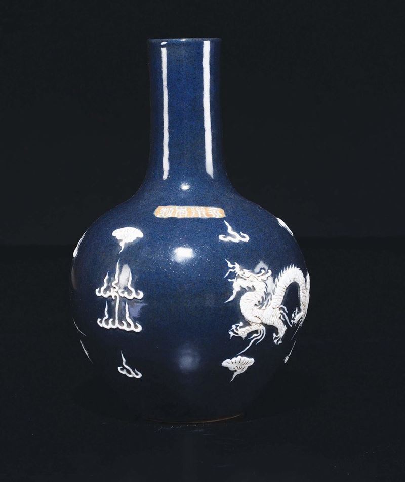 Vaso in porcellana a fondo blu notte con fenice e drago tra le nuvole, Cina, Dinastia Qing, fine XIX secolo  - Asta Chinese Works of Art - Cambi Casa d'Aste