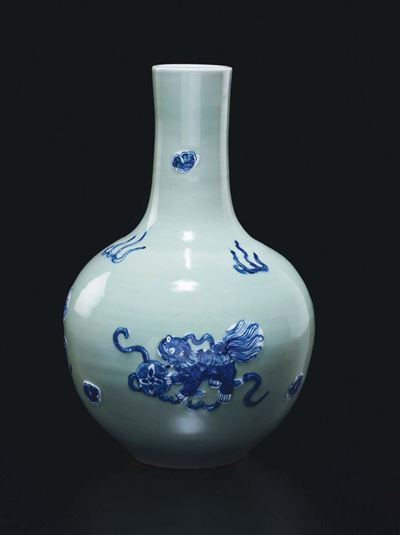 Vaso in Porcellana Celadon con Raffigurazione di Animali Fantastici a Rilievo, Cina, Dinastia Qin...