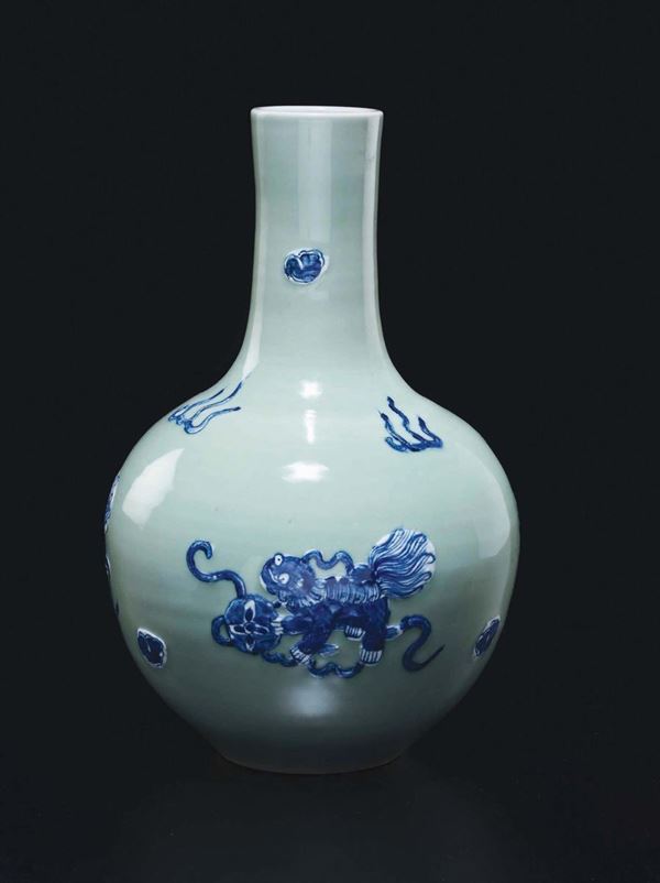 Vaso in porcellana Celadon con raffigurazione di animali fantastici a rilievo, Cina, Dinastia Qing, XIX secolo
