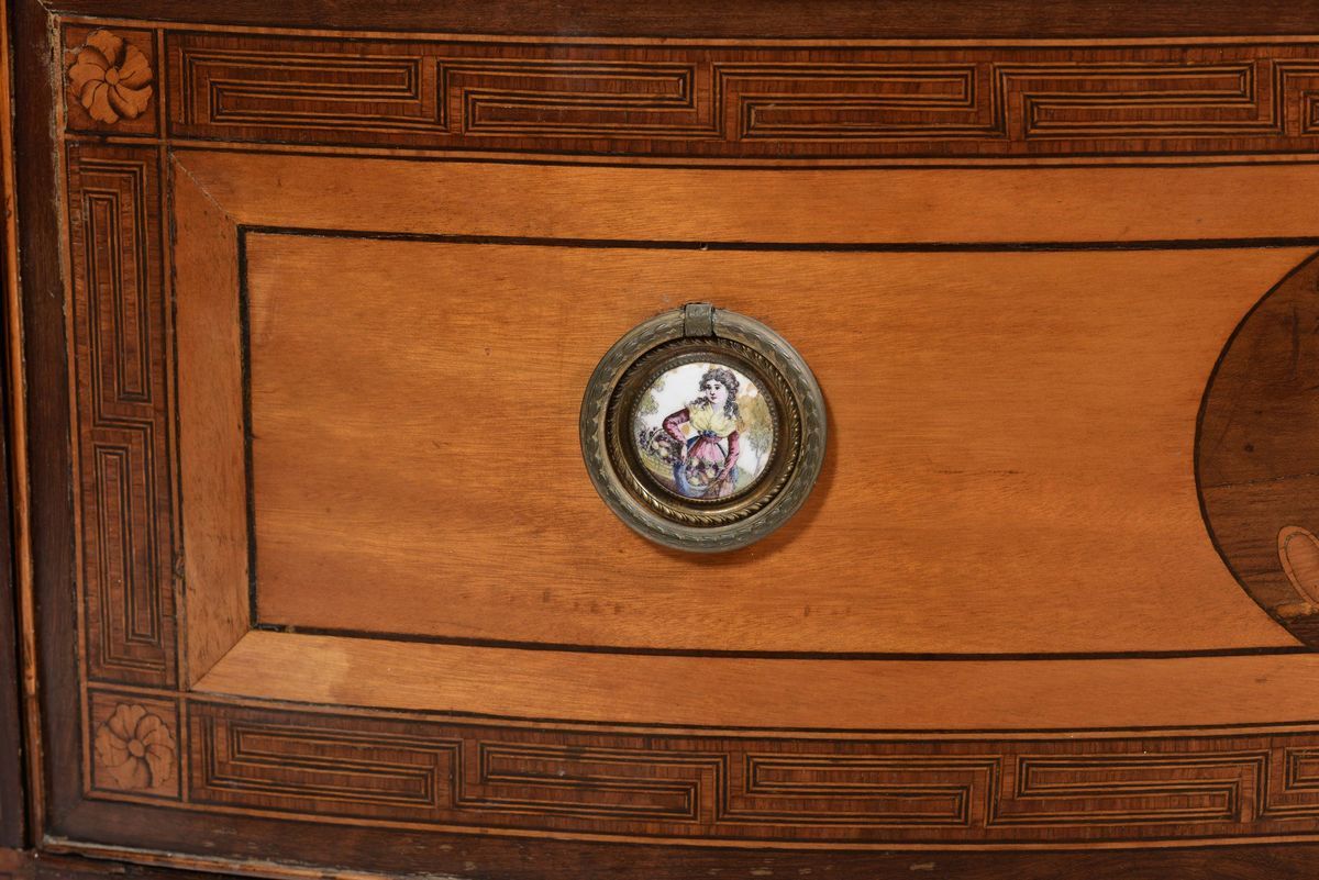 Coppia di Comò Luigi XVI Demilune Lastronati ed Intarsiati in Palissandro e Bois De Rose, Seconda...