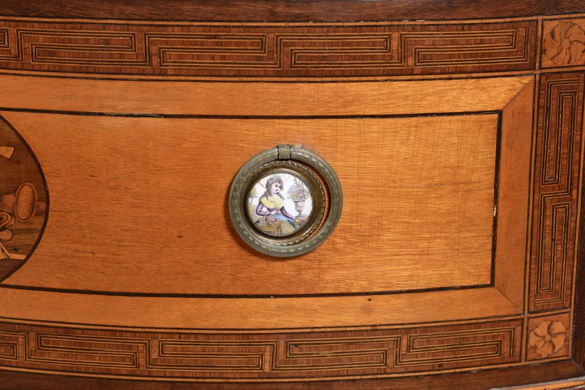 Coppia di Comò Luigi XVI Demilune Lastronati ed Intarsiati in Palissandro e Bois De Rose, Seconda...