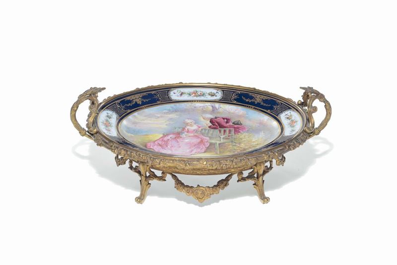 Alzata in porcellana policroma di Sevres con montatura in bronzo dorato, XIX secolo  - Auction Furnishings from the mansions of the Ercole Marelli heirs and other property - Cambi Casa d'Aste