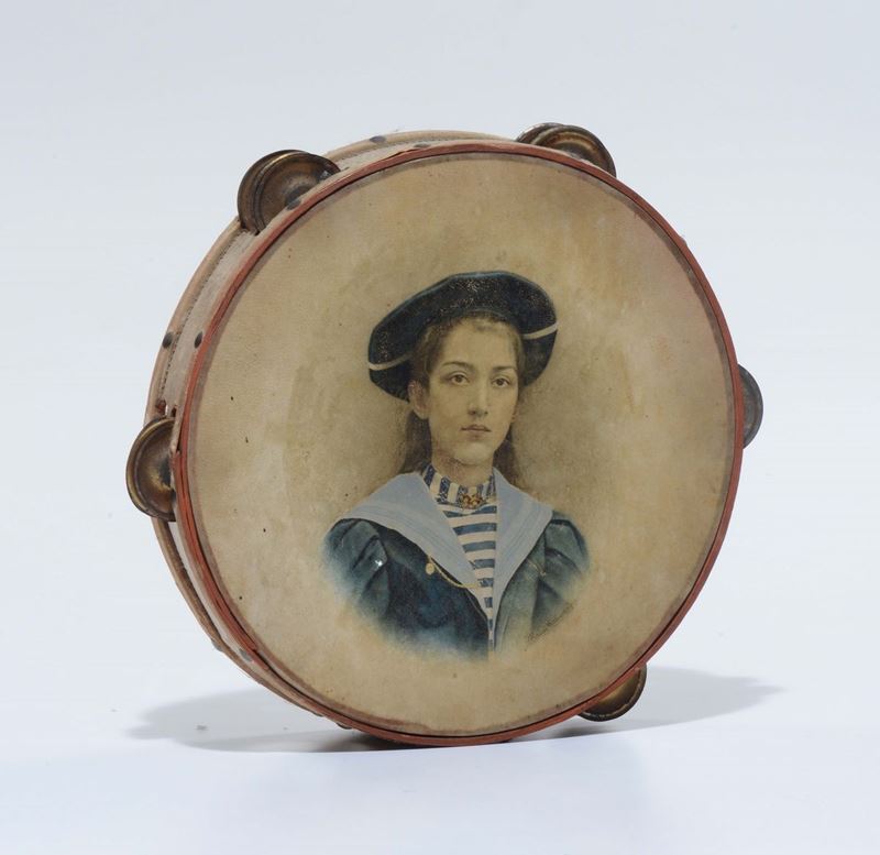 Tamburello dipinto con ritratto femminile, inizio XX secolo  - Asta Arredi dalle dimore degli eredi Ercole Marelli e altre provenienze - Cambi Casa d'Aste