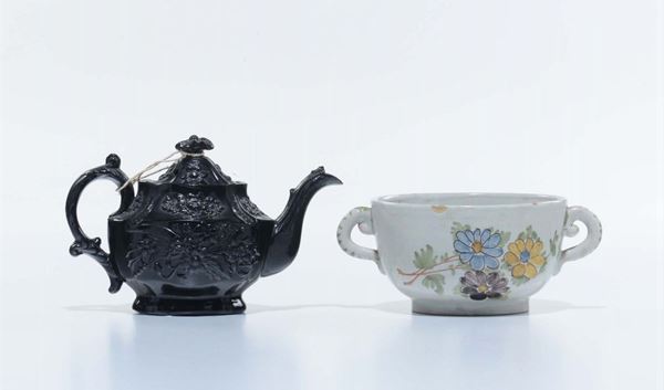 Teiera e tazza in porcellana e terracotta maiolicata
