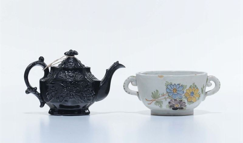 Teiera e tazza in porcellana e terracotta maiolicata  - Auction Asta a Tempo Antiquariato - Cambi Casa d'Aste