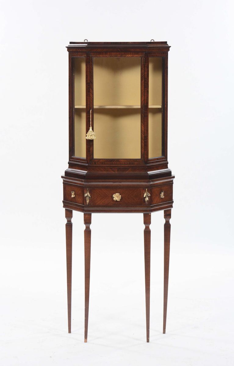 Vetrinetta lastronata, XX secolo  - Asta Arredi dalle dimore degli eredi Ercole Marelli e altre provenienze - Cambi Casa d'Aste