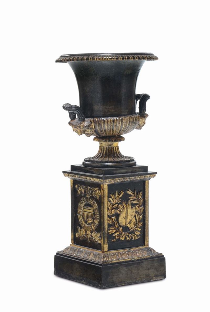 Vaso mediceo in bronzo brunito con decori dorati, XIX secolo  - Auction Furnishings from the mansions of the Ercole Marelli heirs and other property - Cambi Casa d'Aste