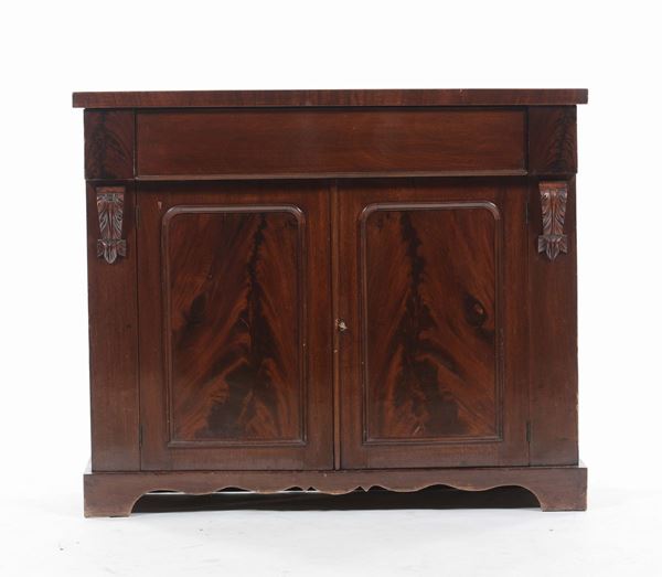 Credenzino a due ante pannellate, Inghilterra XX secolo