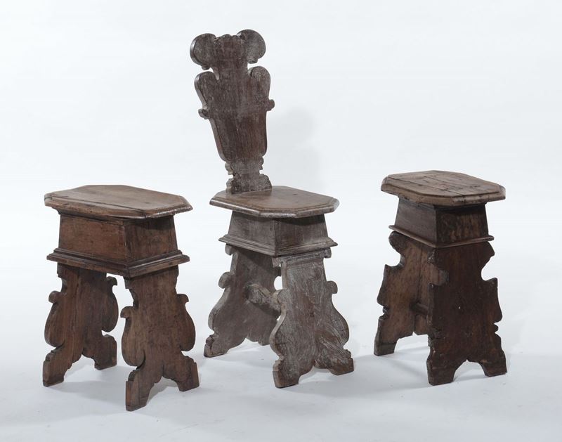 Due sgabelli ed un panchetto in noce XVII secolo  - Auction Furnishings from the mansions of the Ercole Marelli heirs and other property - Cambi Casa d'Aste