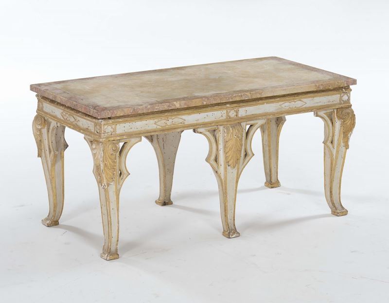 Tavolino in legno laccato avorio con profili dorati, XIX secolo  - Asta Antiquariato - Cambi Casa d'Aste