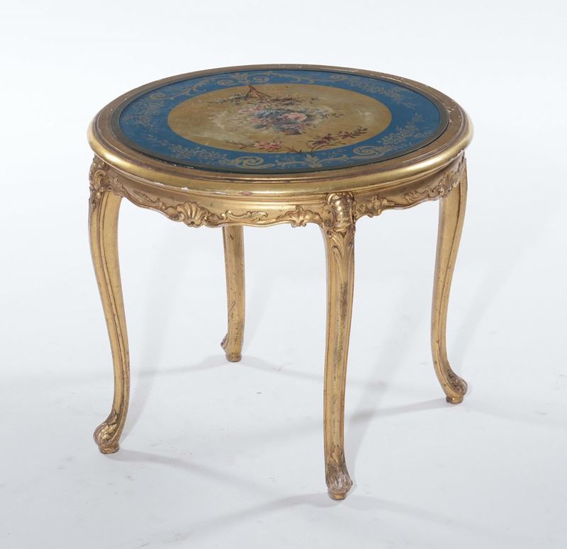 Tavolino basso circolare dorato con piano laccato, XX secolo  - Asta Arredi dalle dimore degli eredi Ercole Marelli e altre provenienze - Cambi Casa d'Aste