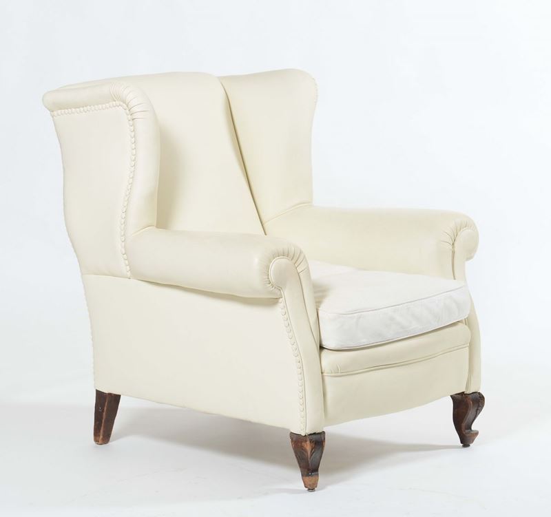 Poltrona con pelle bianca  - Asta Arredi dalle dimore degli eredi Ercole Marelli e altre provenienze - Cambi Casa d'Aste