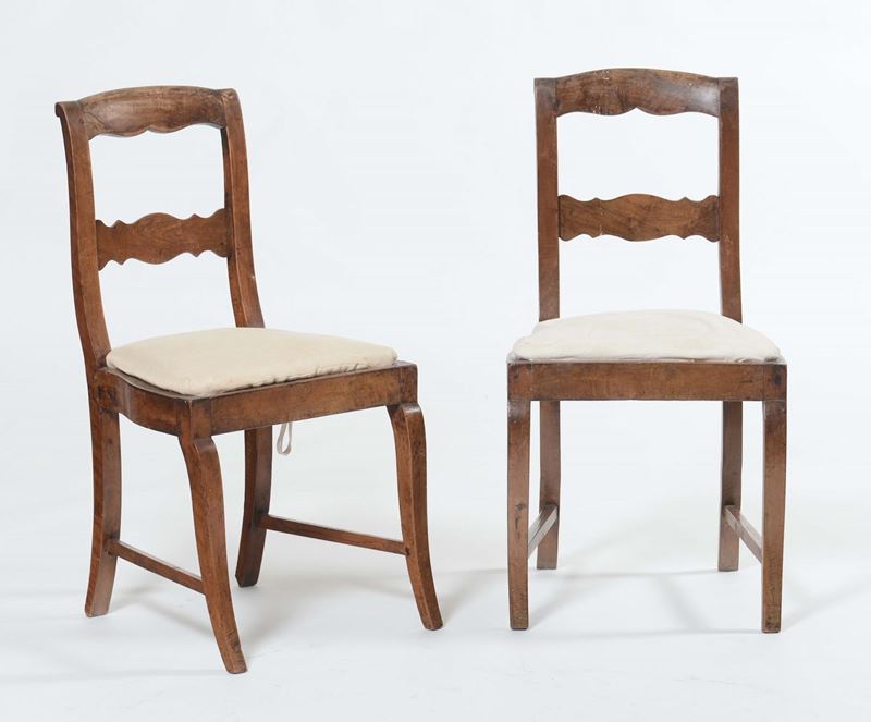 Coppia di sedie in noce, XIX secolo  - Asta Arredi dalle dimore degli eredi Ercole Marelli e altre provenienze - Cambi Casa d'Aste