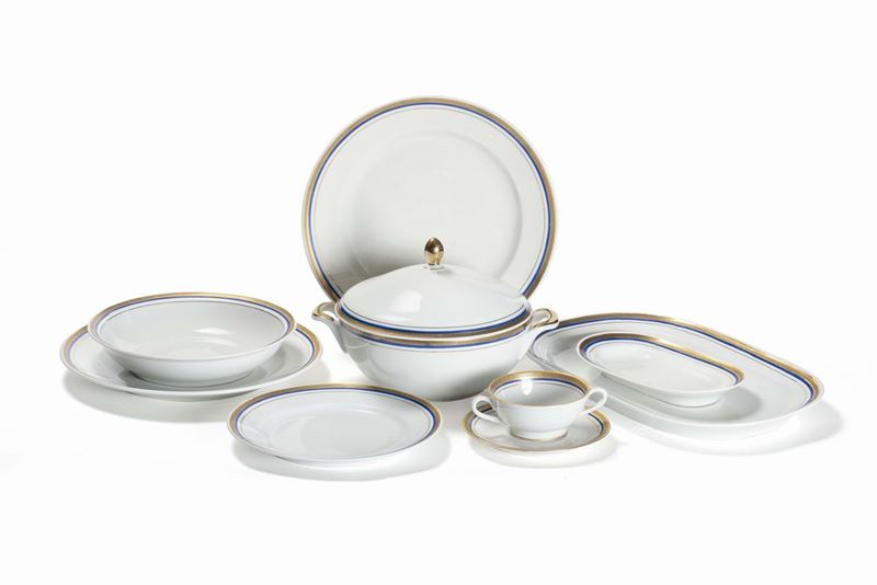 Servizio di piatti in porcellana a decoro blu o oro  - Auction Furnishings from the mansions of the Ercole Marelli heirs and other property - Cambi Casa d'Aste