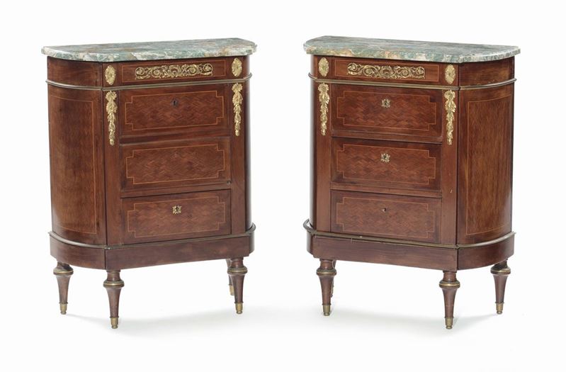 Coppia di credenzini a tre cassetti lastronati e filettati, XIX secolo  - Asta Arredi dalle dimore degli eredi Ercole Marelli e altre provenienze - Cambi Casa d'Aste