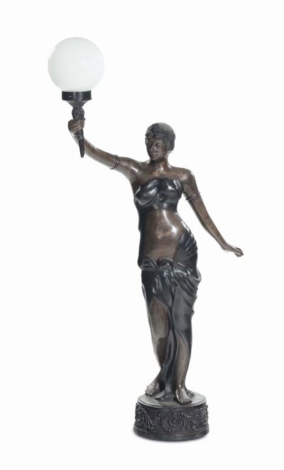 Scultura in Bronzo Raffigurante Donna con Torcia, XX Secolo