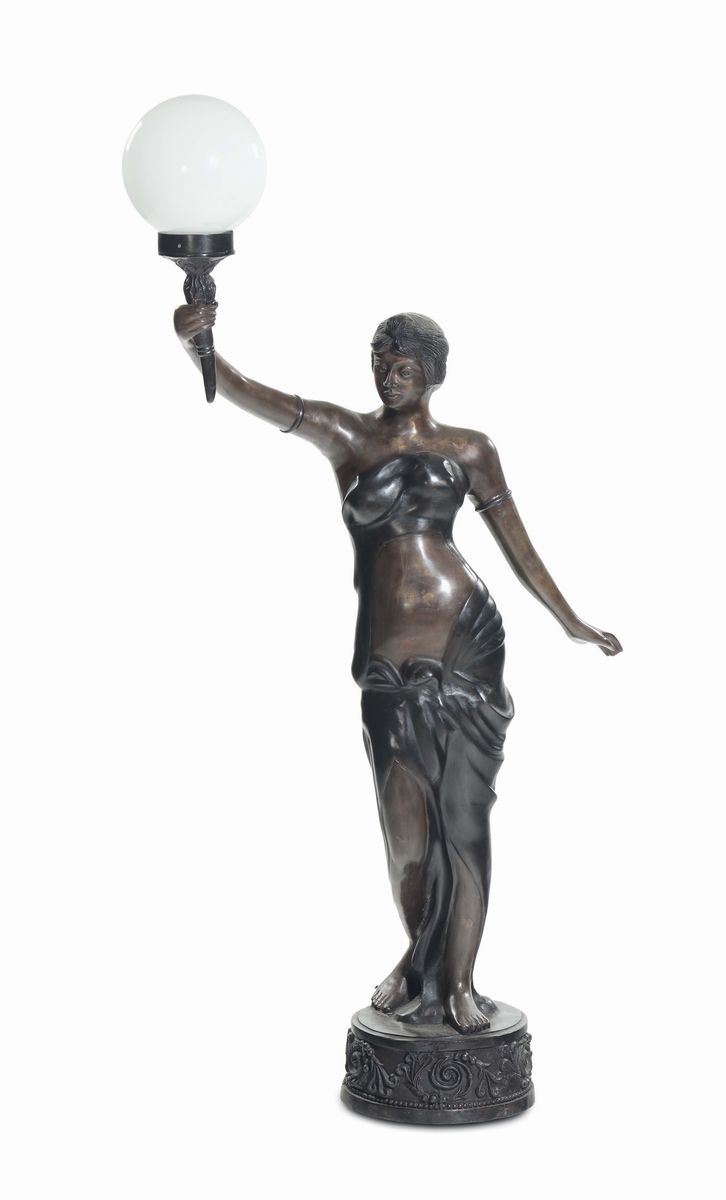 Scultura in bronzo raffigurante donna con torcia, XX secolo  - Asta Arredi dalle dimore degli eredi Ercole Marelli e altre provenienze - Cambi Casa d'Aste