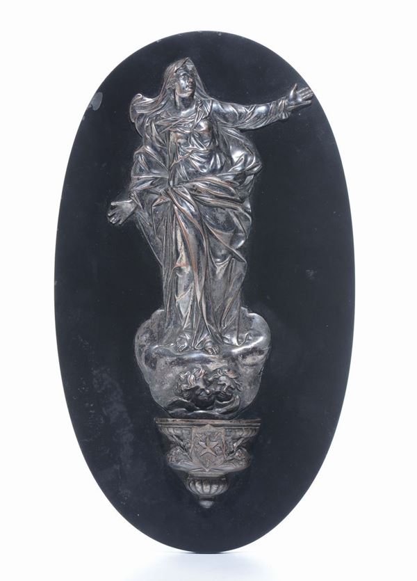 Acquasantiera in metallo argentato e sbalzato, XIX secolo