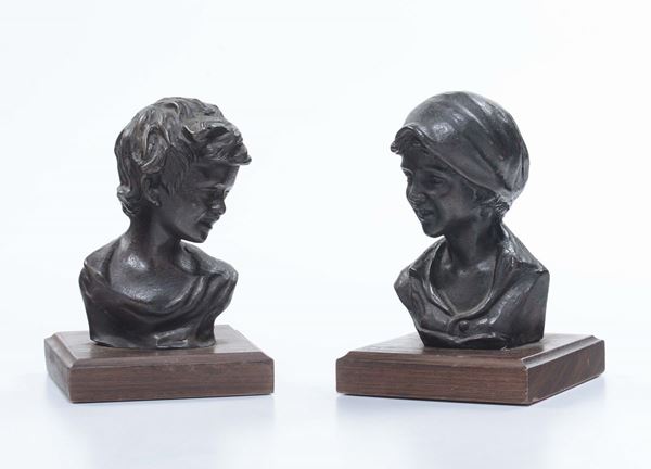 Due bustini in bronzo raffiguranti bimbi, XIX-XX secolo