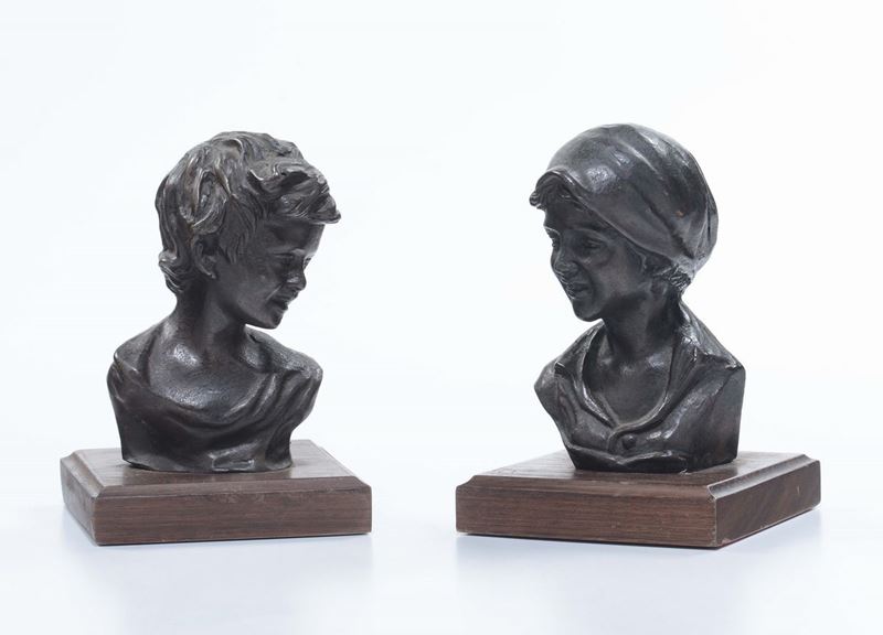 Due bustini in bronzo raffiguranti bimbi, XIX-XX secolo  - Auction Furnishings from the mansions of the Ercole Marelli heirs and other property - Cambi Casa d'Aste