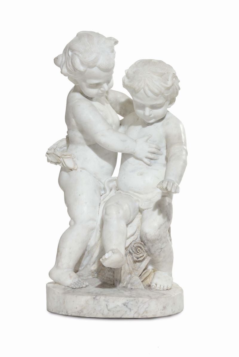 Gruppo in marmo bianco raffigurante due puttini, XIX secolo  - Asta Arredi dalle dimore degli eredi Ercole Marelli e altre provenienze - Cambi Casa d'Aste