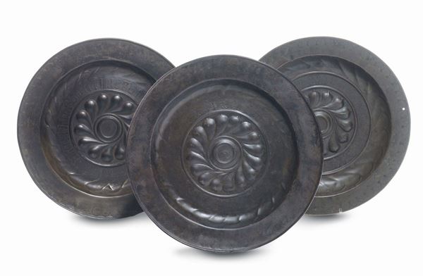 Tre piatti elemosinieri in rame, Firenze XVI secolo