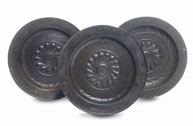 Tre piatti elemosinieri in rame, Firenze XVI secolo  - Auction Furnishings from the mansions of the Ercole Marelli heirs and other property - Cambi Casa d'Aste